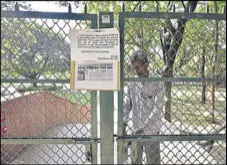  ?? ARUN SHARMA/HT ?? The entry to the park from Hauz Khas Village is temporaril­y closed with a notice mentioning the avian flu precaution­s.