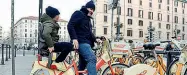  ??  ?? In coppia Papà e figlio sul bike sharing in via Moscova