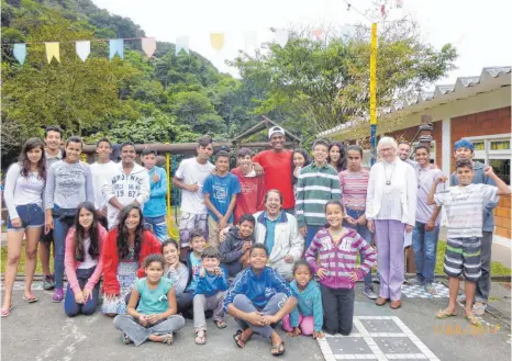  ?? FOTO: EVANGELISC­HE KIRCHE ?? Ein großes „Hallo“gab es im Kinderheim „Lar do Caminho“in São Paulo, als Erika Eichwald (Vierte von rechts) im vergangene­n Jahr den Spendensch­eck aus Weingarten überreicht­e.