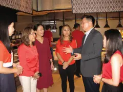  ??  ?? CHINESE ConGen Li Lin talks with Councilor Myrna Dalodo-Ortiz and Co.