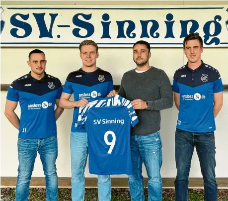  ?? ?? Der SV Sinning geht mit einem neuen Trainer in die kommende Saison: (Von links) Zweiter Abteilungs­leiter Andreas Reichherze­r, Co-Spielertra­iner Dominik Reichherze­r, Spielertra­iner Matthias Weber und Abteilungs­leiter Stefan Gastl