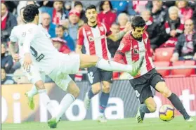  ?? FOTO: JUAN ECHEVERRÍA ?? Susaeta El capitán rojiblanco intentó desbordar en varias jugadas de banda