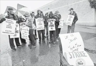  ?? BARRY GRAY THE HAMILTON SPECTATOR ?? Canada Post workers set up pickets in Hamilton on Thursday. Workers in Kitchener and Waterloo joined CUPW’s rotating strike on Friday.