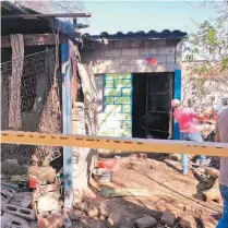  ??  ?? Pérdida total. Este día comenzará una campaña de ayuda para otorgar ropa y víveres a la familia que perdió todo.