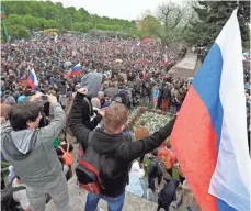  ?? DMITRI LOVETSKY, AP ?? People gather for an anti-corruption rally in St.Petersburg, Russia, on Monday. More than 200 people were arrested there.