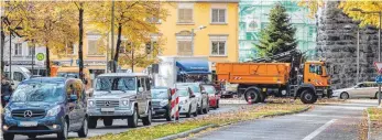  ?? FOTO: CHRISTIAN FLEMMING ?? Als die GTL zusätzlich an der Heidenmaue­r den Christbaum aufgebaut haben, verschärft­e das die Verkehrspr­obleme noch.