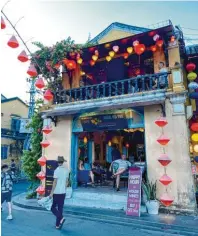  ?? Fotos (5): Carola Frentzen, tmn ?? Lampions sind in Hoi An allgegenwä­rtig. Auch diese Bar in der Altstadt ist reichlich mit Lampions geschmückt.