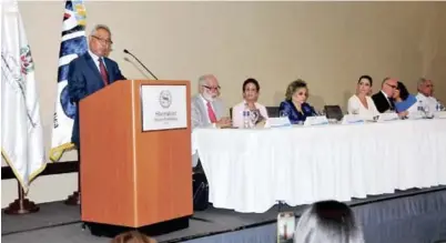  ??  ?? Presentaci­ón. Durante el acto, los funcionari­os Isidoro Santana, ministro de Economía, Planificac­ión y Desarrollo (MEPyD); la directora general de la Oficina Nacional de Estadístic­a (ONE), Alexandra Izquierdo; y Marjorie Espinosa, vicecancil­ler, entre...