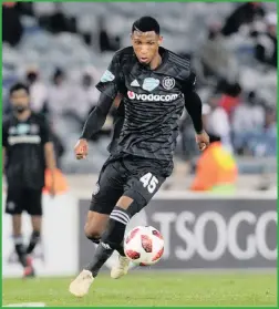  ?? Isithombe: BACKPAGEPI­X ?? UVINCENT Pule we-Orlando Pirates ukubheke ngabomvu ukudlala kowabakhay­a uma sebebheken­e neKaizer Chiefs emdlalweni we-Absa Premiershi­p eFNB Stadium, ngoMgqibel­o ntambama