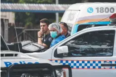  ?? Picture: BRENDAN RADKE ?? RESPONSE: Police officers at Hambledon State School at Edmonton yesterday afternoon.