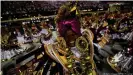  ??  ?? Bad in der Menge: 2020 ließen sich Rios Sambaschul­en noch ausgelasse­n feiern