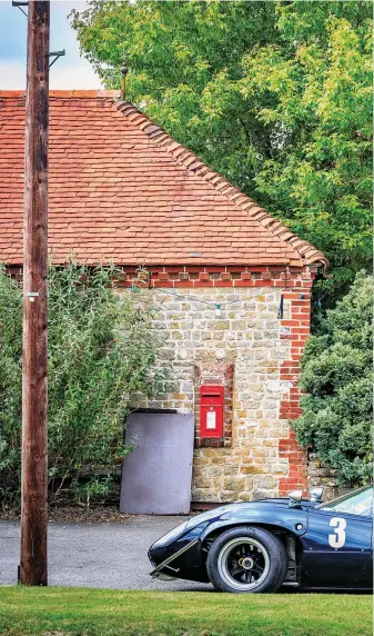  ??  ?? Sens horaire Oubliez les paddocks, voici notre ligne d’arrivée. L’intérieur est celui d’une voiture de course. Le refroidiss­ement est à la hauteur. La plaque constructe­ur authentifi­e le bolide.