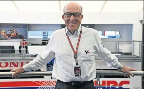  ??  ?? Carmelo Ezpeleta, CEO de Dorna Sports, posa sonriente dentro del ‘hospitalit­y’ del equipo HRC en el Mundial de motociclis­mo.