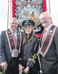  ?? STEPHEN DAVIDSON ?? Buckna RBP 794 members Sammy Connor and George Mills with Lauren Connor of Ballygelly Accordion Band at the County Antrim Grand Black Chapter demonstrat­ion in Larne on Saturday