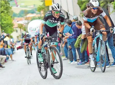  ??  ?? Für Giro- Held Patrick Konrad zählt die „ Höttinger Höll“zu den giftigsten Anstiegen