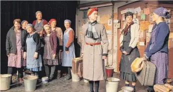  ?? ARCHIVFOTO: GABRIELE LOGES ?? Die Theatergru­ppe „Rolle Vorwärts“spielt am 27. Januar im Hirschsaal in Hausen am Andelsbach das Stück „Es ist ein Weinen in der Welt“.