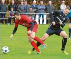  ?? Foto: Josef Abt ?? Meist kamen die Rehlinger einen Schritt zu spät, wie hier Andreas Kratzer (rechts) gegen Christian Luichtl (links) vom TSV Firnhabera­u, der 2:0 gewann.