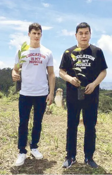  ??  ?? Planting the seeds of education: Bench founder and CEO Ben Chan and engineer/math teacher/ Bench model Pietro Boselli went tree-planting and visited schoolchil­dren in Davao.