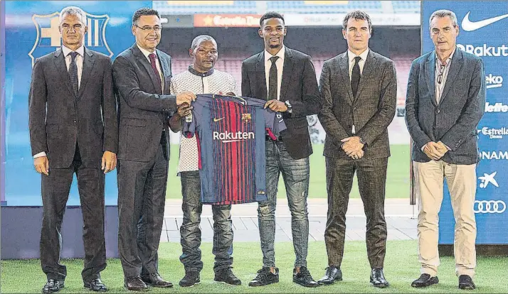  ?? FOTO: PERE PUNTÍ ?? Lino Martins Semedo, padre del jugador, posó entre el presidente Bartomeu y su hijo con la camiseta. También aparecen en la foto el directivo Javier Bordas, Robert Fernández (secretario técnico) y Pep Segura (mánager general)