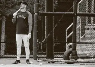  ?? Karen Warren / Staff photograph­er ?? All-star shortstop Carlos Correa, waiting his turn to hit in the batting cage, and the rest of his Astros teammates participat­ed in Monday's first full-squad workout of spring training.