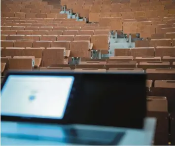  ?? Foto: Sebastian Gollnow, dpa ?? Statt auf Klappstühl­en im Hörsaal finden die Vorlesunge­n in bayerische­n Universitä­ten und Hochschule­n derzeit im digitalen Raum statt. Die Studenten lernen vor allem über das Videoporta­l Zoom.