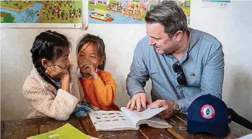  ?? Foto: MAEE ?? Der stellvertr­etende Premiermin­ister besuchte eine Schule in dem Dorf Nathong. Die meisten Menschen in Laos leben auf dem Land, was den Zugang zu Bildung, Gesundheit­sversorgun­g, aber auch zu rechtliche­n Dienstleis­tungen erschwert.