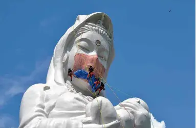  ??  ?? ABOVE:
A 57m (187ft) tall statue of the Buddhist goddess of mercy in Aizuwakama­tsu, Japan, in the process of being masked.