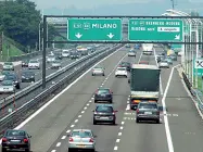  ?? ?? Da Brescia a Padova
Il traffico sempre sostenuto sulla A4 a Verona, all’altezza dello svincolo per il Brennero; più a destra, il presidente di A4 Holding, Gonzalo Alcalde