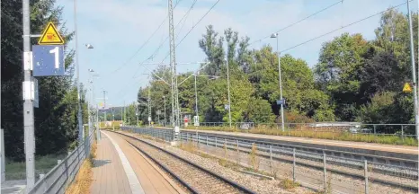  ?? FOTO: KARL-HEINZ SCHWEIGERT ?? Die Oberleitun­gsmasten am Bahnhof Aichstette­n stehen und warten auf die ersten E-Züge.