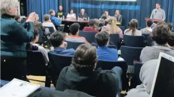  ?? —photo Frédéric Hountondji ?? A drug awareness day will be held on March 3 at 1:30 pm at École Le Sommet in Hawkesbury as part of the Impact project. Above, students listen carefully to representa­tives of the Ontario Provincial Police members.