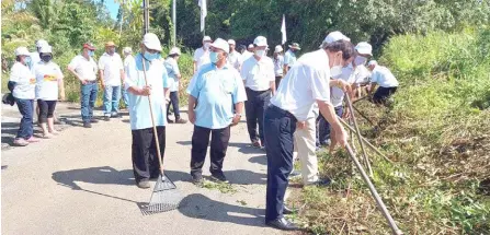  ?? ?? Harden (front, right) joins others in the ‘gotong-royong’ at Jalan Litak, Brayun in Simanggang.