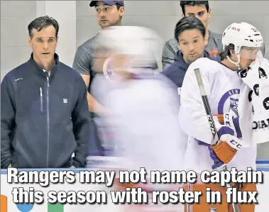  ?? N.Y. Post: Charles Wenzelberg ?? EARLY EVALUATION­S: New Rangers coach David Quinn watches the first day of training camp on Friday. The Blueshirts may play the season without a captain — increasing­ly common in the NHL — for only the third time in franchise history.