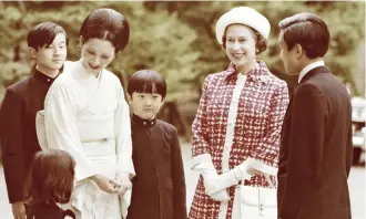  ?? ?? Queen Elizabeth II, during her visit to Japan in May 1975, meets with the Emperor Emeritus, the Empress Emerita and their three children: the current Emperor, Crown Prince Akishino and Sayako Kuroda.
