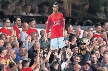  ??  ?? Seguidores del United mostraron un cartelón con la imagen de Cristiano a modo de bienvenida.