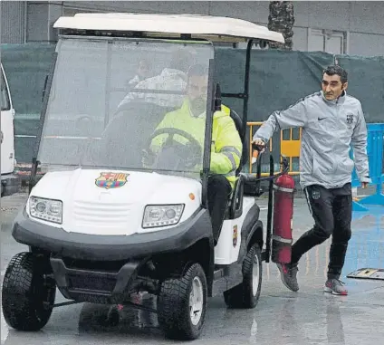 ?? FOTO: PEP MORATA ?? El ‘Txingurri', precavido Llegó a la sala de prensa protegido de la lluvia y expresó su recelo por el momento del Madrid