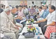  ?? SANCHIT KHANNA/HT FILE ?? South Delhi Municipal Corporatio­n mayor Shyam Sharma (right) at a meeting with Hari Nagar residents.