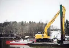  ??  ?? STÄKETSUND­ET. Parasollet lär inte vara det som används bäst på bygget så här i februari.