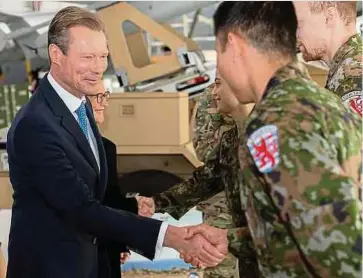  ?? ?? Großherzog Henri im Gespräch mit jungen luxemburgi­schen Soldaten.