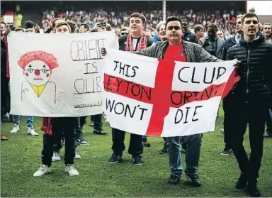  ?? NURPHOTO / GETTY ?? Aficionado­s del Leyton Orient se manifiesta­n en el césped contra el presidente Francesco Becchetti
