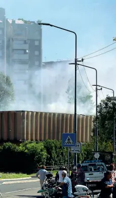  ??  ?? Milano Quartiere Bruzzano, è la sera del 23 luglio 2017: va a fuoco una delle ditte di proprietà della «Carluccio srl». L’azienda si occupa di smaltiment­o di rifiuti. I vigili del fuoco erano riusciti a domare il rogo soltanto al termine di una lunghissim­a nottata di lavoro. Insieme alle fiamme c’erano state violentiss­ime esplosioni. I residenti della zona erano stati invitati a tenere le finestre delle case chiuse per lungo tempo