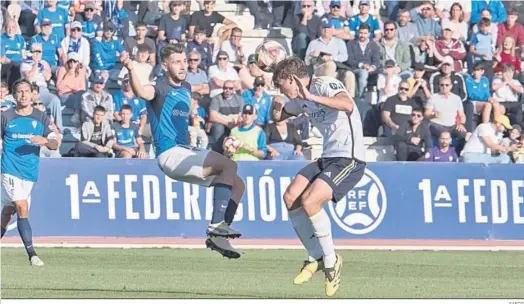  ?? SAFCD ?? Balón dividido entre David Ramos y un futbolista del filial madridista.