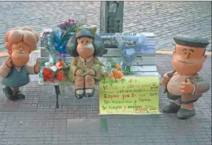  ?? FOTOS: CEDOC PERFIL ?? CARIÑO. En la emblemátic­a esquina de San Telmo, donde se encuentran pequeñas estatuas de algunos personajes de Mafalda, los fans dejan flores y carteles para despedir a Quino.