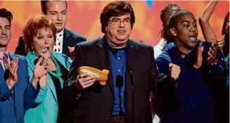  ?? MATT SAYLES/INVISION/AP/REX/SHUTTERSHO­CK ?? Dan Schneider, then Nickelodeo­n’s star producer, accepts a lifetime achievemen­t award at the network’s Kids’ Choice Awards in 2014.