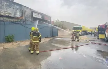  ?? ?? The firefighte­rs of Dubai Civil Defence doused the fire of a warehouse in Ras Al Khor.