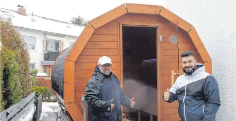  ?? FOTOS: SIMÜ ?? Avgeri Demirtzogl­ou (rechts) freut sich, seinen Geburtstag in der mobilen Sauna von Vinzenzo Baldi (links) feiern zu können.