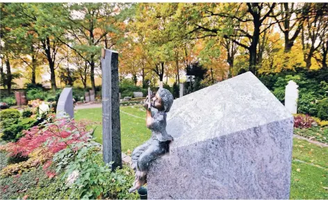  ?? FOTO: STEPHAN EICKERSHOF­F ?? Die Gräber in Duisburg sollen künftig deutlich teurer werden.