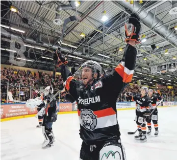  ?? FOTO: JAN HUEBNER ?? So jubelten die Löwen Frankfurt über das 8:1 gegen die Ravensburg Towerstars am 13. Januar.