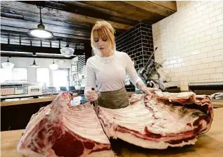  ?? Ryan Dearth/The New York Times ?? Kate Kavanaugh corta carne em seu açougue, em Denver, nos EUA