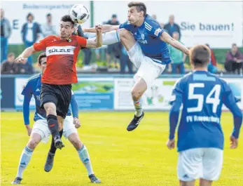  ?? FOTO: ROLF SCHULTES ?? Der FV Ravensburg (rechts Felix Hörger) holte sich nach Rückstand gegen die TSG Balingen (Patrick Lauble) noch ein Unentschie­den.