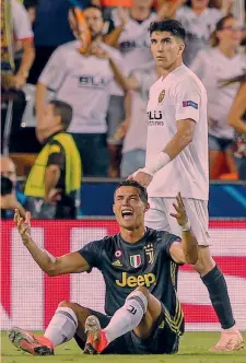  ??  ?? Cristiano Ronaldo, 33 anni, a terra dopo il rosso di Valencia ACTIVA